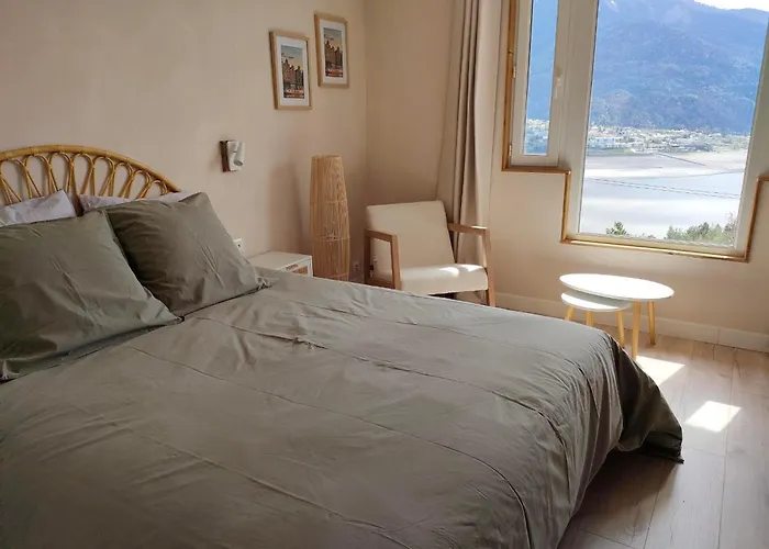 Le Cosy Du Plongeoir - T2 Neuf Avec Vue Sur Le Lac De Serre Poncon Et Grande Terrasse Avec Jardin
