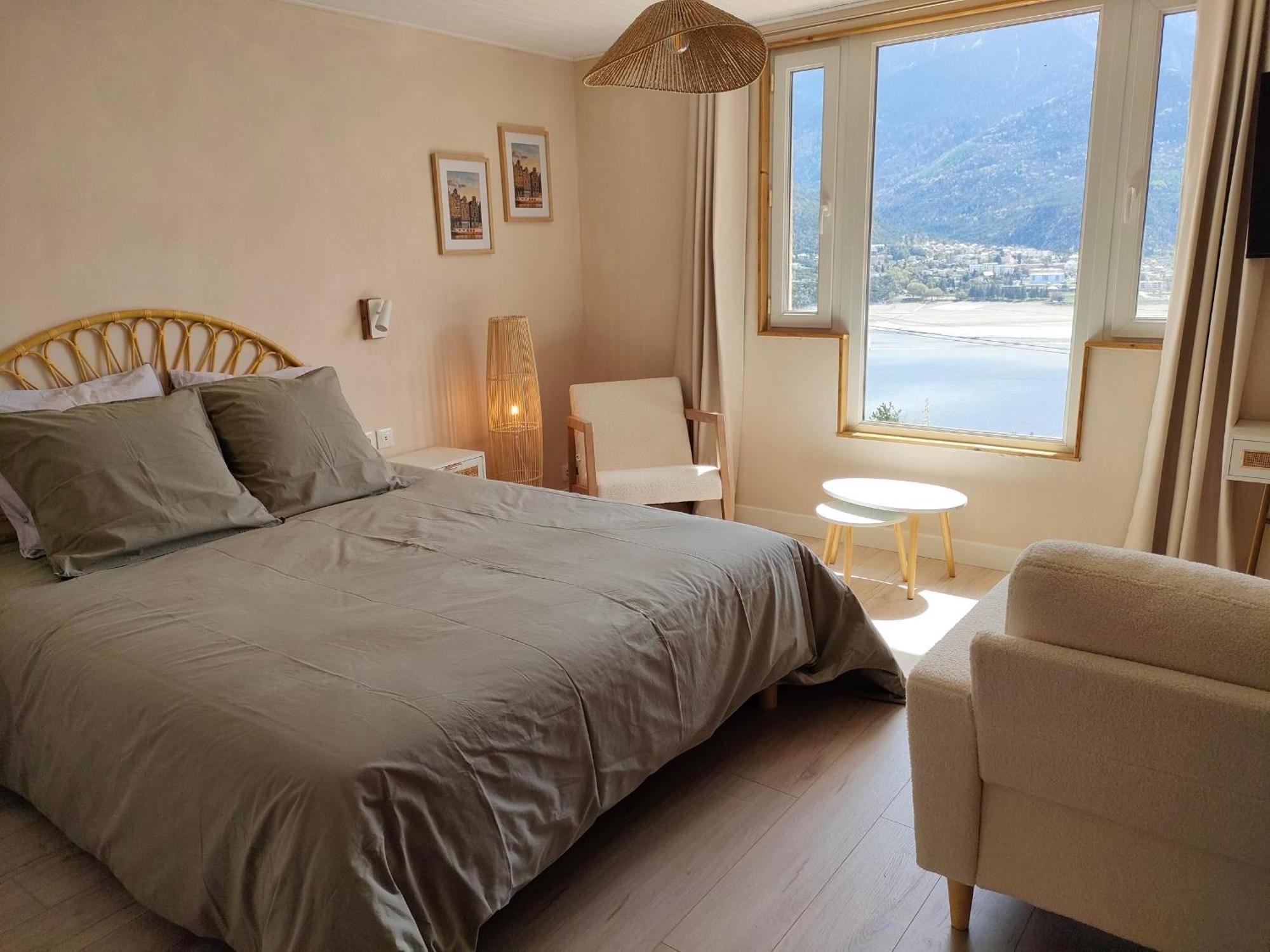 Le Cosy Du Plongeoir - T2 Neuf Avec Vue Sur Le De Serre Poncon Et Grande Terrasse Avec Jardin
