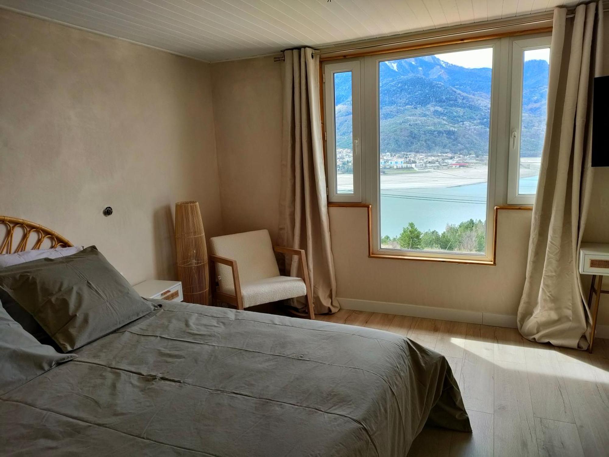Le Cosy Du Plongeoir - T2 Neuf Avec Vue Sur Le De Serre Poncon Et Grande Terrasse Avec Jardin